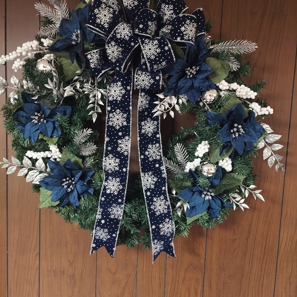 Blue and silver poinsettia wreath with lights - Picture 15 of 16